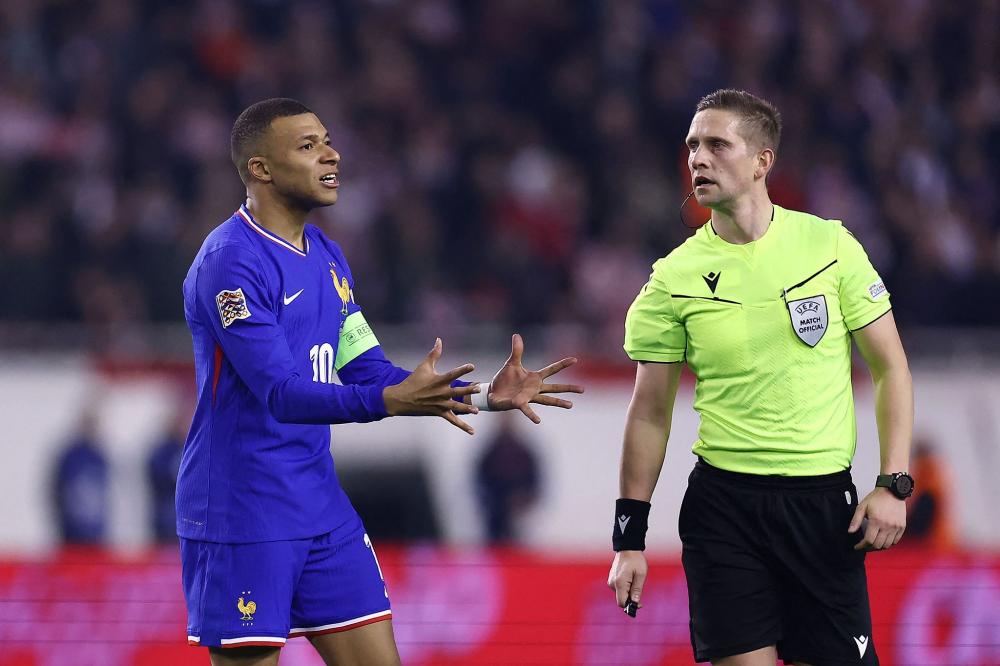 随迈阿密国际夺冠，德保罗赛后剪下主场球网留念