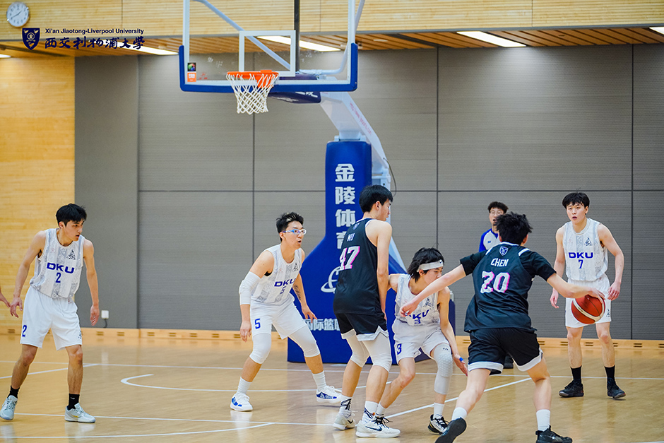 邮报：纽卡正努力与莱比锡就谢什科达成协议，球员愿意加盟